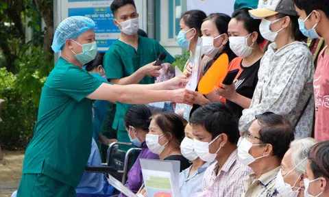 Vì sao 2 tiểu thương mắc COVID-19 ra viện sau 5 ngày điều trị?